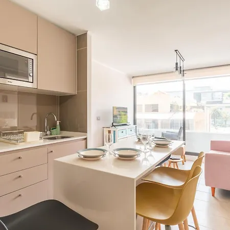 Chic Plaza 2B W/Wifi, Parking & Metro. Apartment